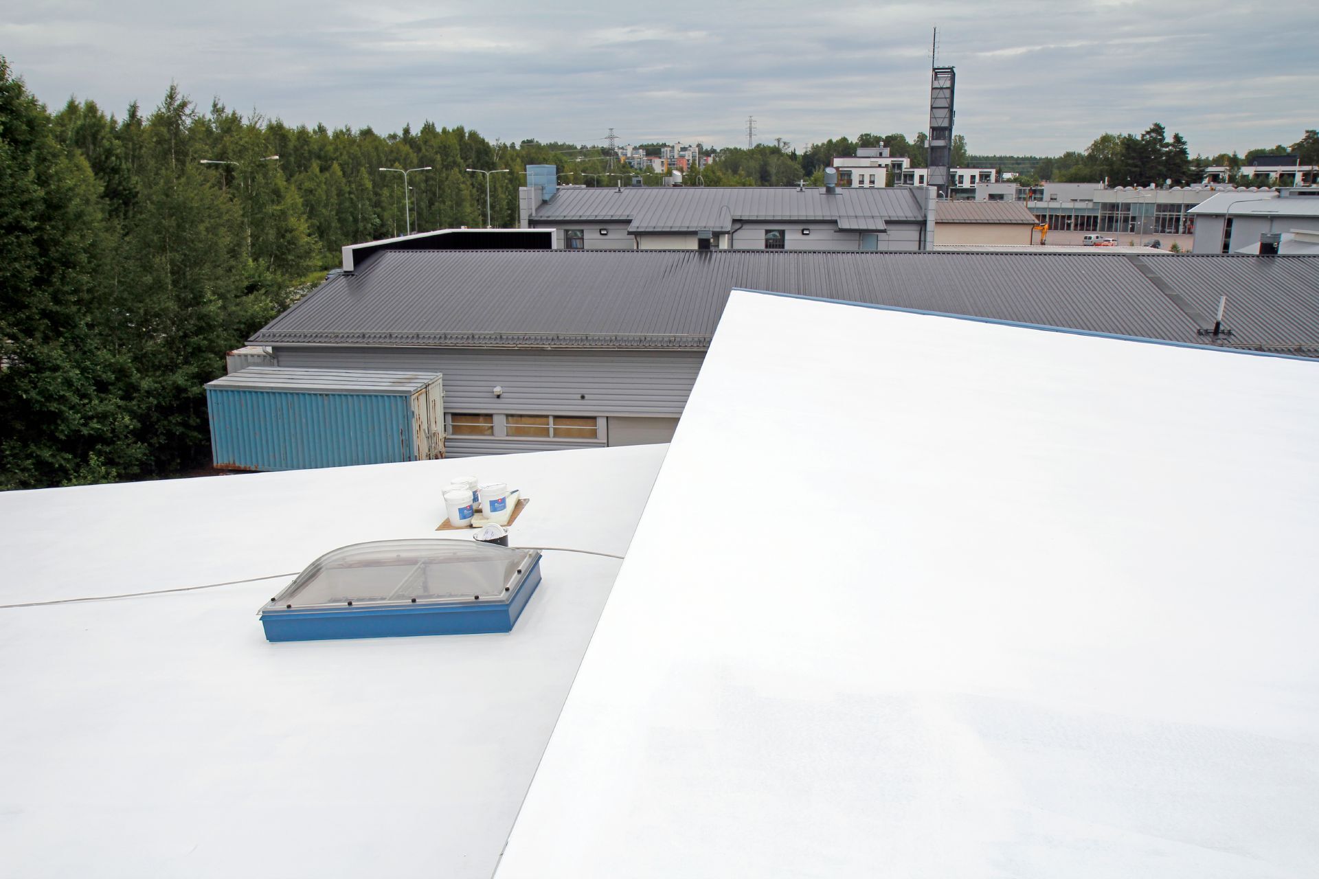 Lower energy consumption for cooling down buildings