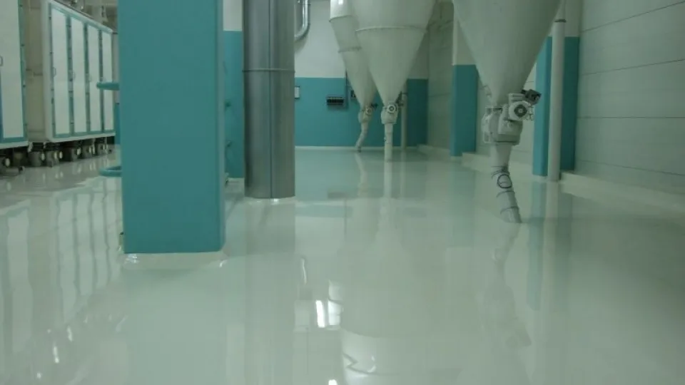 Beläggningslösningar för golv i tillverkningsanläggningar och kemisk industri 