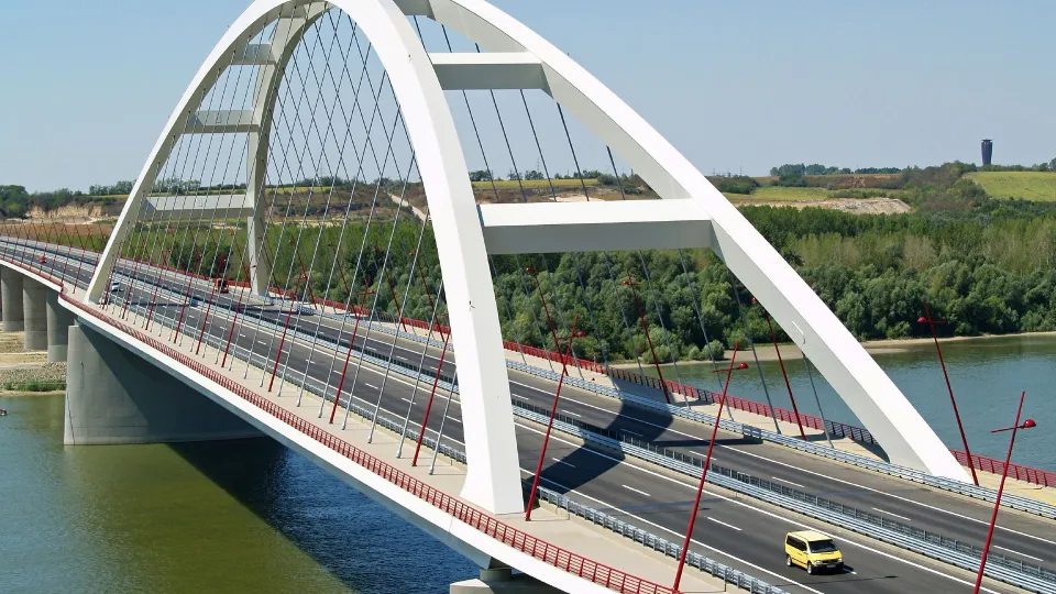 Bro målad med produkter från Tikkurila