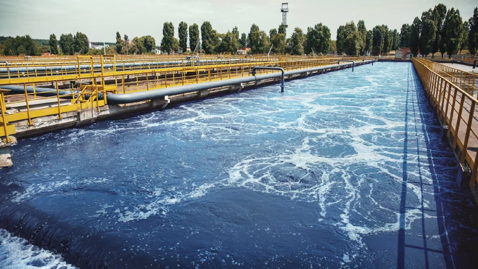Industriella ytbehandlingslösningar för vatten- och avloppsreningsanläggningar